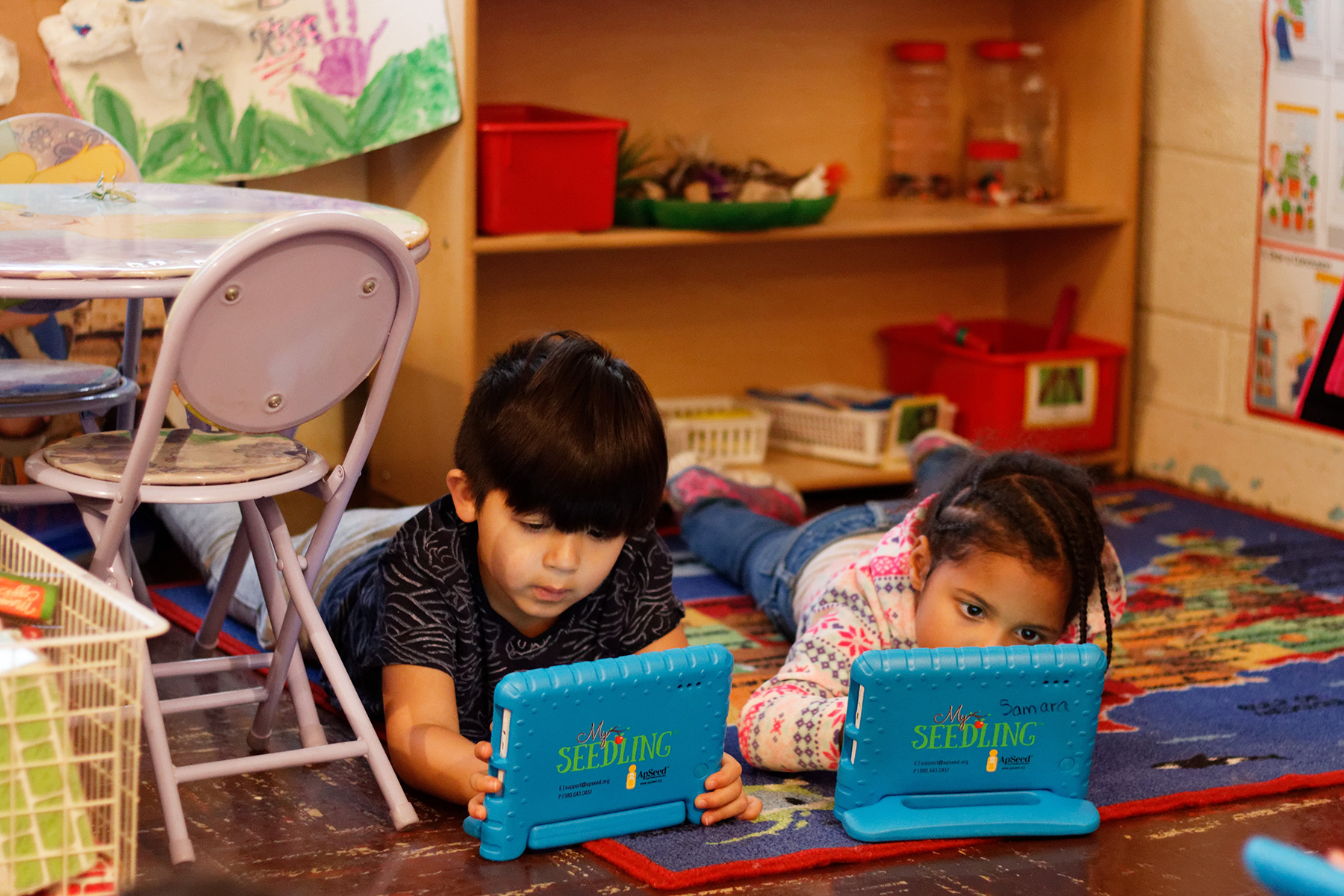 Kids using Apseed tablets